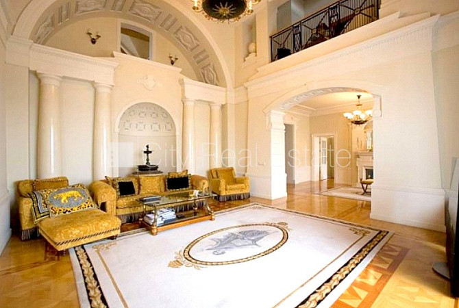 Фасадный дом, закрытый двор, место для машины, вход с улицы, лифт, лестничная Рига - изображение 19