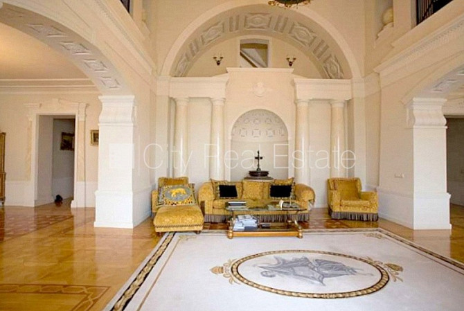 Фасадный дом, закрытый двор, место для машины, вход с улицы, лифт, лестничная Рига - изображение 3