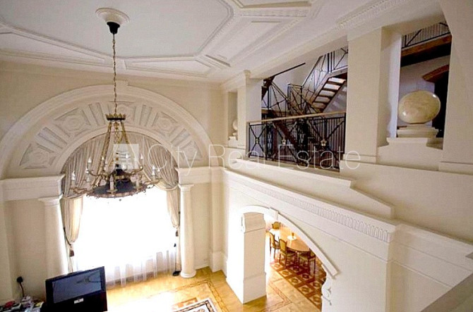 Фасадный дом, закрытый двор, место для машины, вход с улицы, лифт, лестничная Рига - изображение 4