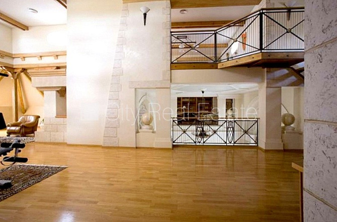 Фасадный дом, закрытый двор, место для машины, вход с улицы, лифт, лестничная Рига - изображение 16