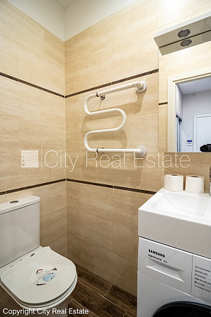 Фасадный дом, возможность аренды парковки, вход с улицы, лестничная клетка после Рига - изображение 18