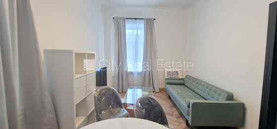 Новостройка, фасадный дом, зеленая территория, благоустроенный озеленённый двор, Jūrmala