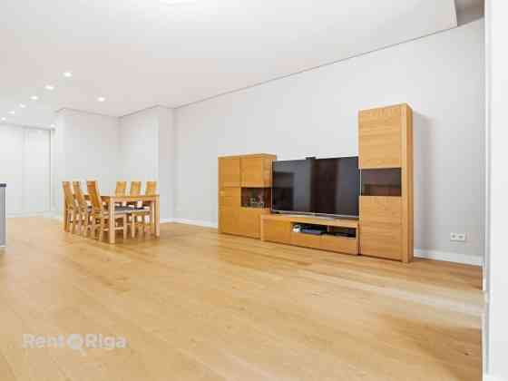 Продаётся просторная и светлая 4-комнатная квартира с уникальным видом из лоджии, Рига