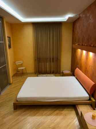 Izīrē 3 istabu dzīvokli centrā!  Dzīvoklis ir plašs un mājīgs - ar savu šarmu. Ienākot, koridors ar  Rīga