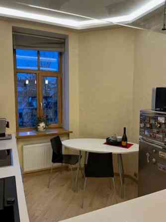 Izīrē 3 istabu dzīvokli centrā!  Dzīvoklis ir plašs un mājīgs - ar savu šarmu. Ienākot, koridors ar  Rīga