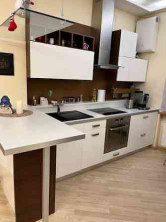 Izīrē 3 istabu dzīvokli centrā!  Dzīvoklis ir plašs un mājīgs - ar savu šarmu. Ienākot, koridors ar  Rīga