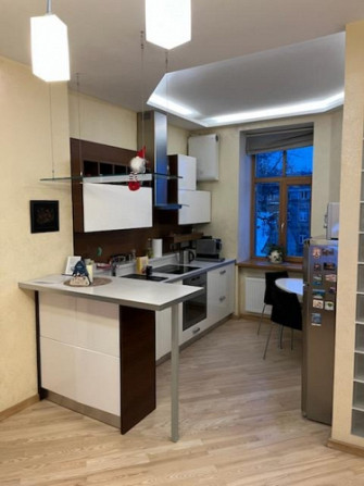 Izīrē 3 istabu dzīvokli centrā!  Dzīvoklis ir plašs un mājīgs - ar savu šarmu. Ienākot, Rīga - foto 3