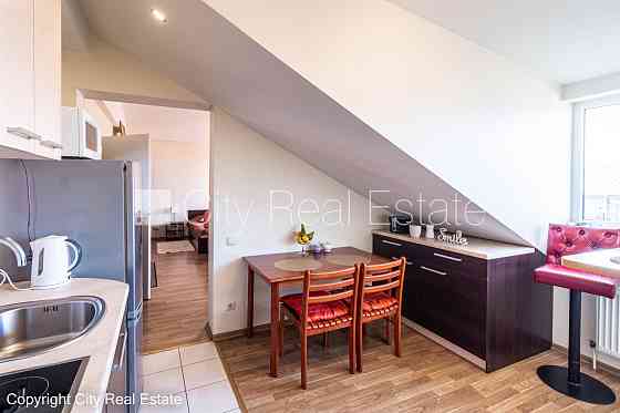 Дом во дворе, благоустроенная озеленённая территория, студио, кухня объединена с Rīga