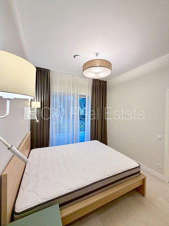 Pagalma ēka, labiekārtots apzaļumots pagalms, ieeja no pagalma, pagalmā bērnu spēļu laukums, Rīga - foto 8