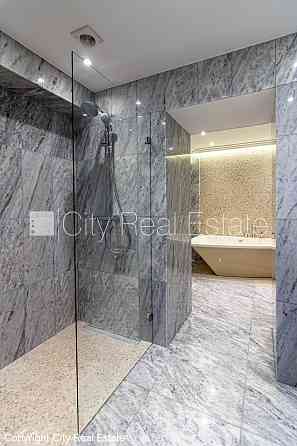 Фасадный дом, реновированный дом, вход с улицы, окна выходят в обе стороны дома, Рига