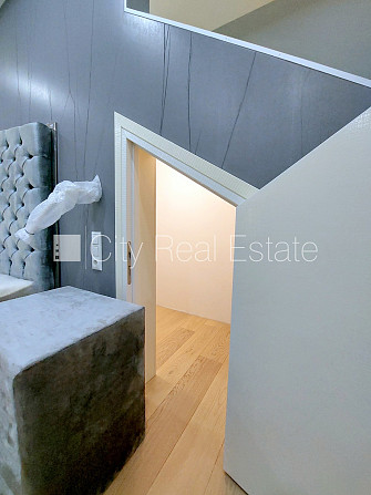 Фасадный дом, реновированный дом, вход с улицы, окна выходят в обе стороны дома, Рига - изображение 19