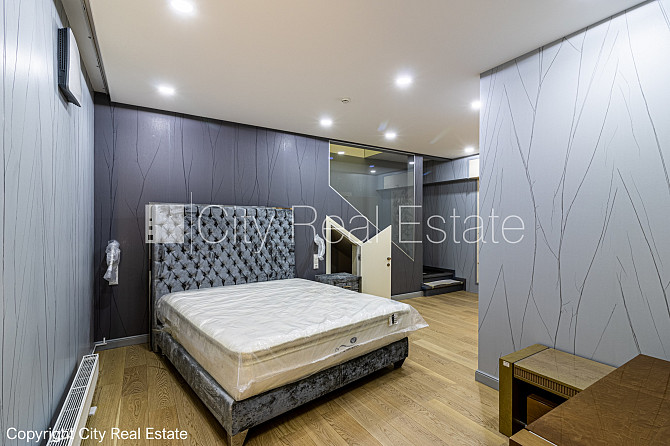 Фасадный дом, реновированный дом, вход с улицы, окна выходят в обе стороны дома, Рига - изображение 1