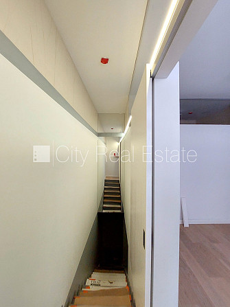 Фасадный дом, реновированный дом, вход с улицы, окна выходят в обе стороны дома, Рига - изображение 9