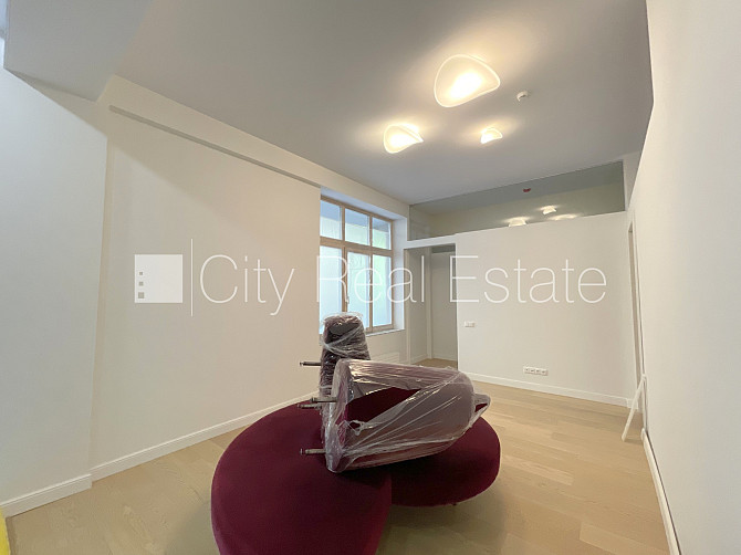 Фасадный дом, реновированный дом, вход с улицы, окна выходят в обе стороны дома, Рига - изображение 8