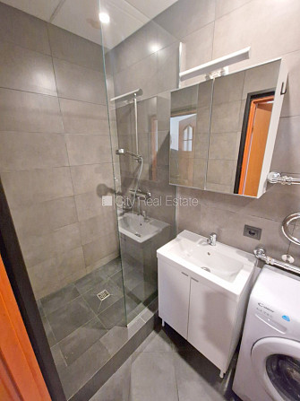 Fasādes māja, fasāde ar dekoratīvo apmetumu, ieeja no ielas, kāpņu telpa pēc kosmētiskā Rīga - foto 13