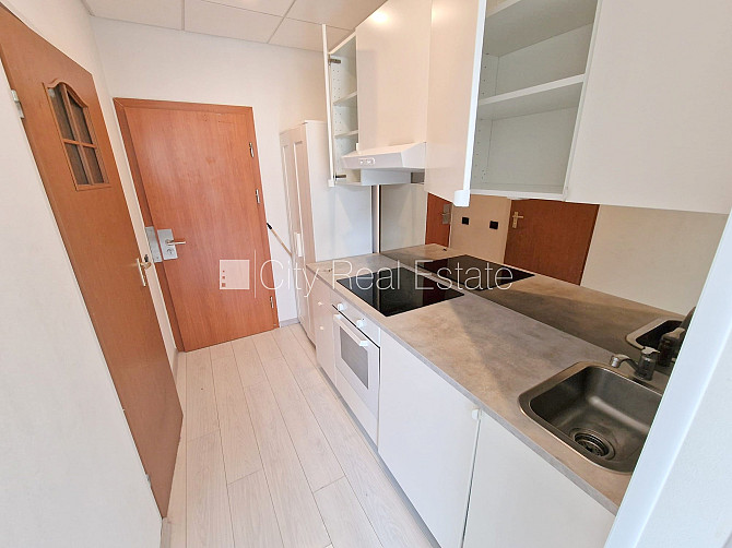 Fasādes māja, fasāde ar dekoratīvo apmetumu, ieeja no ielas, kāpņu telpa pēc kosmētiskā Rīga - foto 8