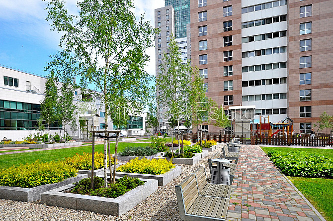 Fasādes māja, ieeja no ielas, logi vērsti mājas abās pusēs, viena istaba izolēta, viesistaba Rīga - foto 17