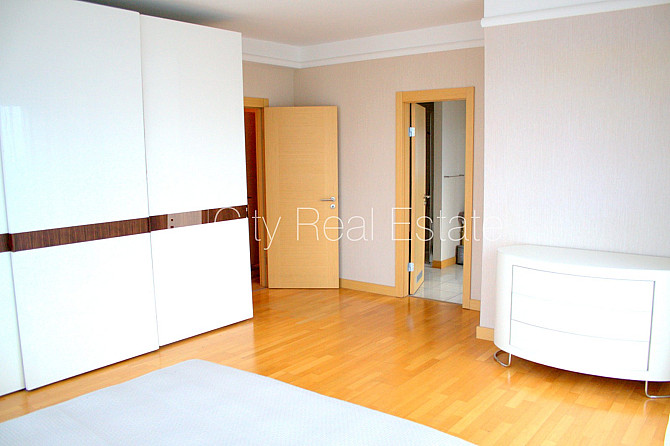 Fasādes māja, ieeja no ielas, logi vērsti mājas abās pusēs, viena istaba izolēta, viesistaba Rīga - foto 9