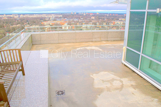 Fasādes māja, ieeja no ielas, logi vērsti mājas abās pusēs, viena istaba izolēta, viesistaba Rīga - foto 16