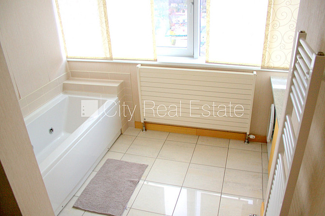 Fasādes māja, ieeja no ielas, logi vērsti mājas abās pusēs, viena istaba izolēta, viesistaba Rīga - foto 12