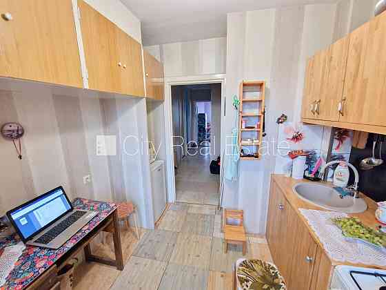 Дом во дворе, реновированный дом, благоустроенный озеленённый двор, закрытый Rīga