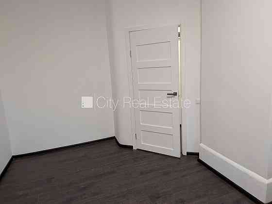 Фасадный дом, закрытый двор, территория обнесена забором, места для нескольких Rīga