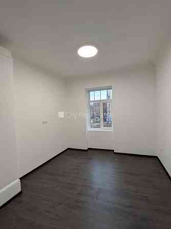 Фасадный дом, закрытый двор, территория обнесена забором, места для нескольких Rīga