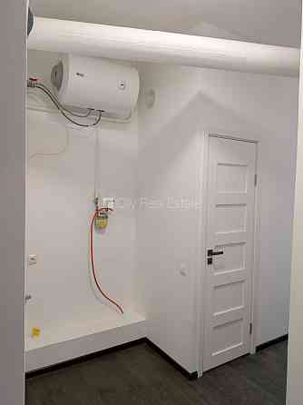 Фасадный дом, закрытый двор, территория обнесена забором, места для нескольких Rīga