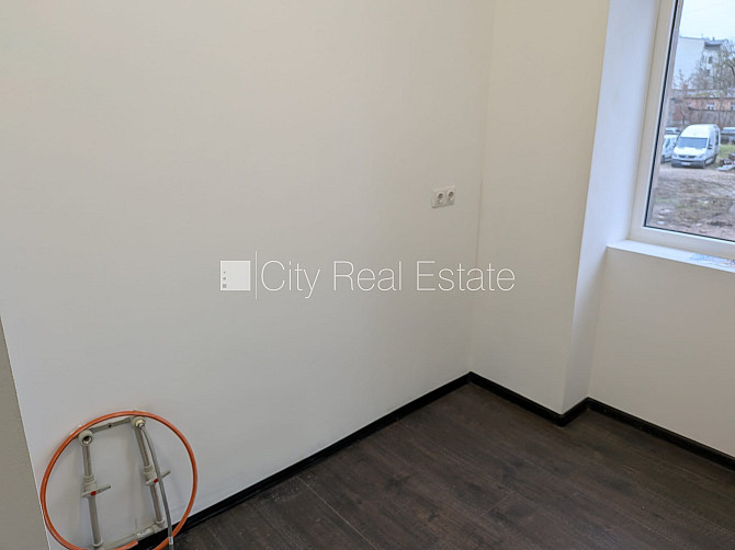 Фасадный дом, закрытый двор, территория обнесена забором, места для нескольких Рига - изображение 11