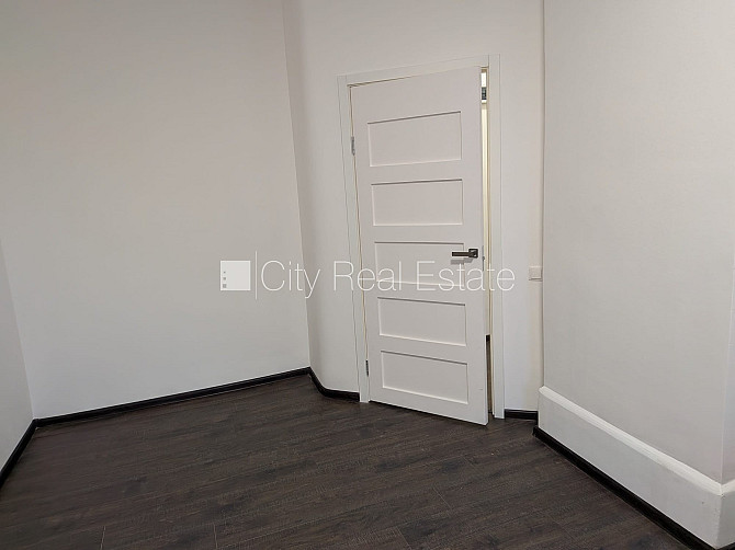 Фасадный дом, закрытый двор, территория обнесена забором, места для нескольких Рига - изображение 2