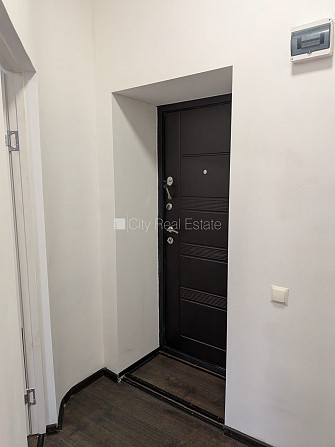 Фасадный дом, закрытый двор, территория обнесена забором, места для нескольких Рига - изображение 8