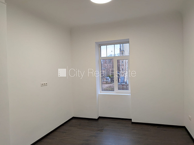 Фасадный дом, закрытый двор, территория обнесена забором, места для нескольких Рига - изображение 4