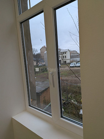 Фасадный дом, закрытый двор, территория обнесена забором, места для нескольких Рига - изображение 7