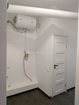 Фасадный дом, закрытый двор, территория обнесена забором, места для нескольких Рига - изображение 6