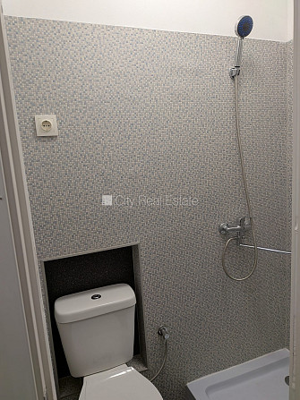 Фасадный дом, закрытый двор, территория обнесена забором, места для нескольких Рига - изображение 5