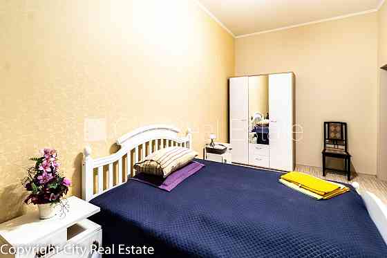 Здание во дворе, подъездная дорога покрыта брущаткoй, закрытый двор, вход со Рига