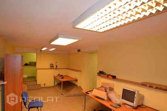 Fasādes māja, ieeja no ielas, maksas autostavvieta, logi vērsti mājas abās pusēs, mansards, studio t Rīga