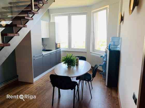 Эксклюзивный двухуровневый пентхаус с впечатляющим панорамным видом на Ригу в Рига