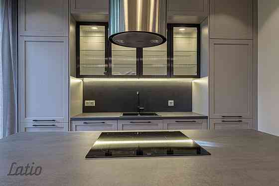 Izīrē miera oāzi - daļēji mēbelētu trīsstāvu rindu mājas vidējo sekciju jaunā mājā, zaļā apkārtnē To Рига