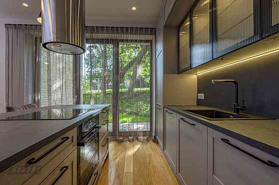 Izīrē miera oāzi - daļēji mēbelētu trīsstāvu rindu mājas vidējo sekciju jaunā mājā, zaļā apkārtnē To Рига