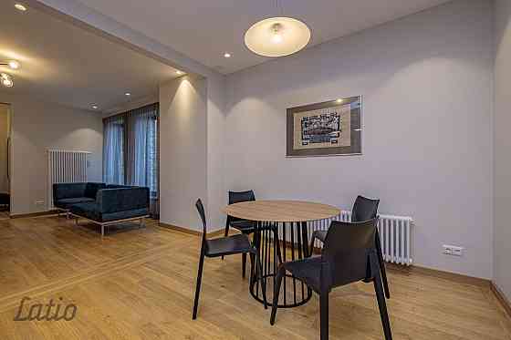 Izīrē miera oāzi - daļēji mēbelētu trīsstāvu rindu mājas vidējo sekciju jaunā mājā, zaļā apkārtnē To Рига