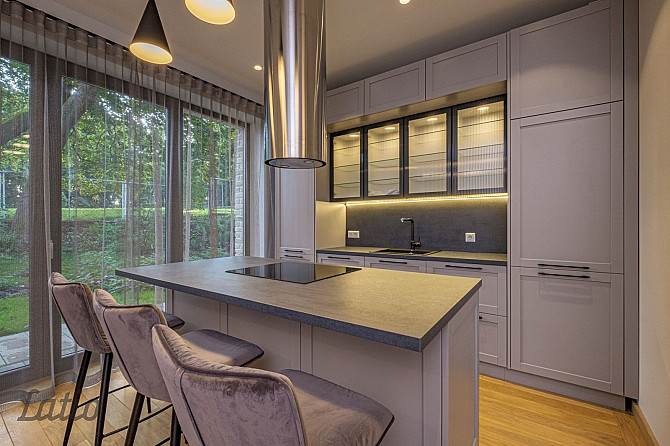 Izīrē miera oāzi - daļēji mēbelētu trīsstāvu rindu mājas vidējo sekciju jaunā mājā, zaļā apkārtnē To Рига - изображение 1