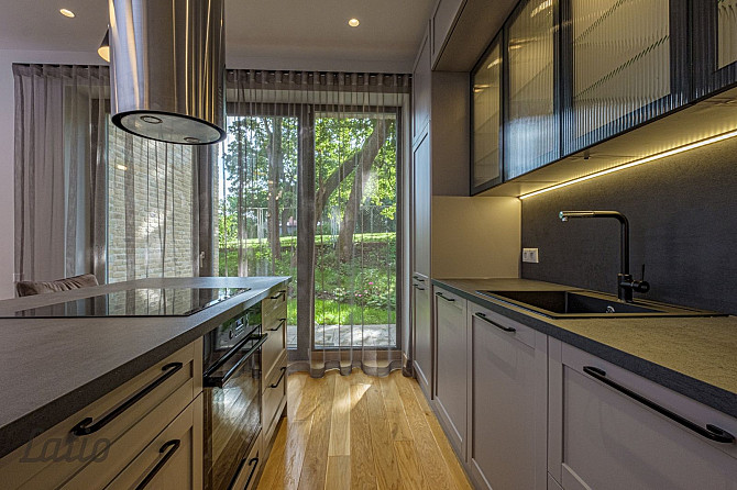 Izīrē miera oāzi - daļēji mēbelētu trīsstāvu rindu mājas vidējo sekciju jaunā mājā, zaļā apkārtnē To Рига - изображение 2