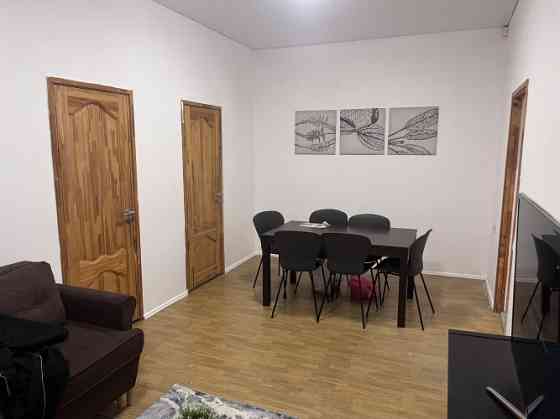 Izīrē gaišu un plašu dzīvokli Merķeļa ielā 8, pašā Rīgas centrā. Dzīvoklī ir divas izolētas guļamist Rīga