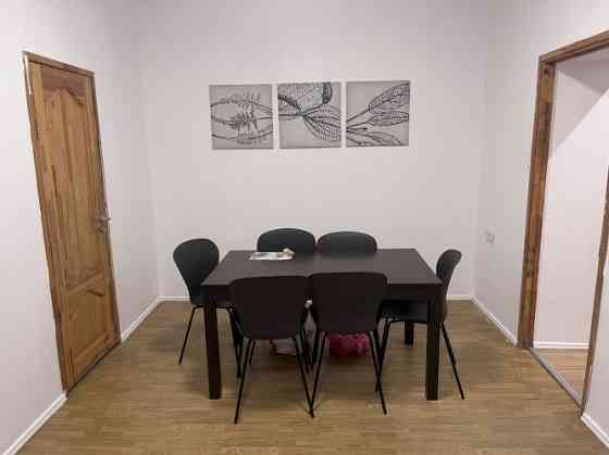 Izīrē gaišu un plašu dzīvokli Merķeļa ielā 8, pašā Rīgas centrā. Dzīvoklī ir divas izolētas guļamist Rīga