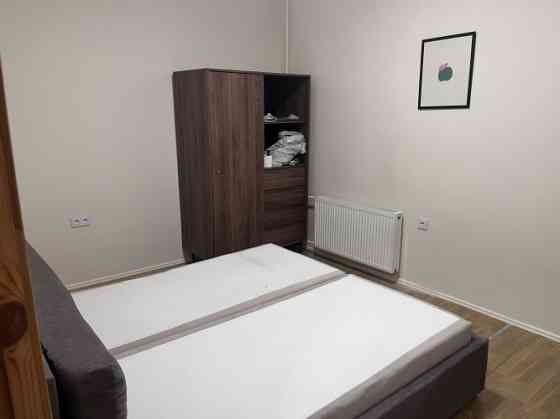 Izīrē gaišu un plašu dzīvokli Merķeļa ielā 8, pašā Rīgas centrā. Dzīvoklī ir divas izolētas guļamist Rīga