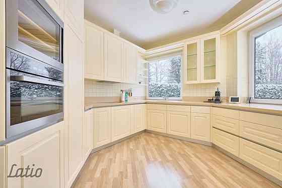 Izīrē ilgtermiņā modernu māju ar dizaina remontu un sakoptu teritoriju.
Pirmais stāvs: priekšnams, v Jūrmala