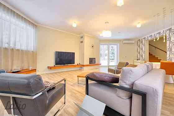 Izīrē ilgtermiņā modernu māju ar dizaina remontu un sakoptu teritoriju.
Pirmais stāvs: priekšnams, v Jūrmala