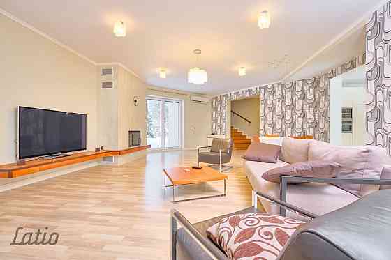 Izīrē ilgtermiņā modernu māju ar dizaina remontu un sakoptu teritoriju.
Pirmais stāvs: priekšnams, v Jūrmala