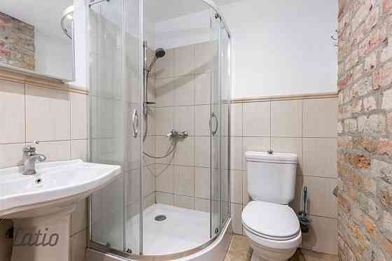 Divu izolētu istabu dzīvoklis 2017.gadā renovētā mūra namā, kas būvēts funkcionālisma stilā 1934.gad Rīga